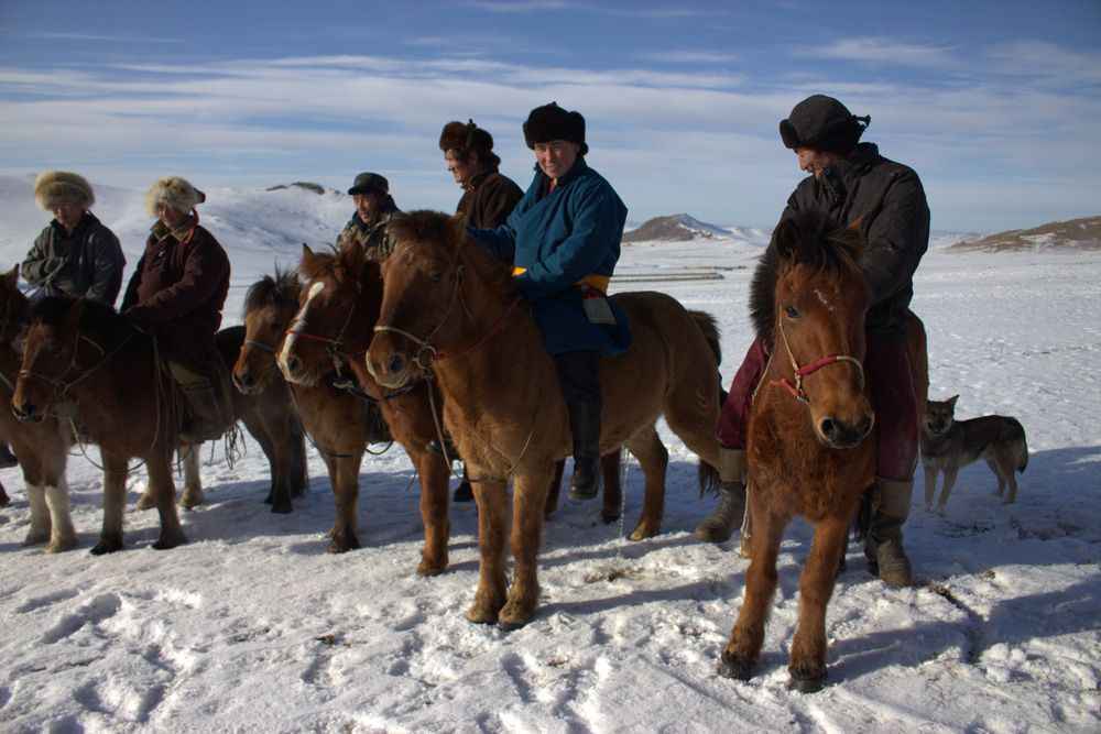 mongolian-horsemen-in-the-gobi-desert.jp